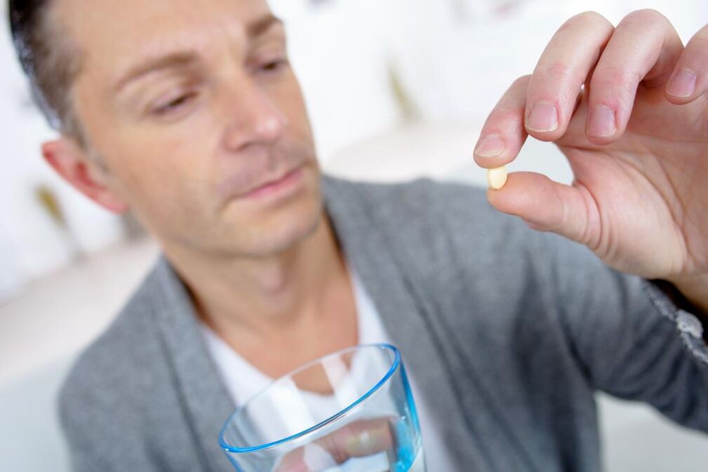 Les hommes prennent des pilules pour augmenter leur puissance
