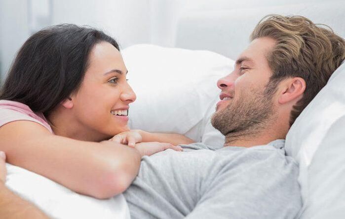 Une femme va au lit avec un homme, cet homme augmente l'efficacité des remèdes populaires