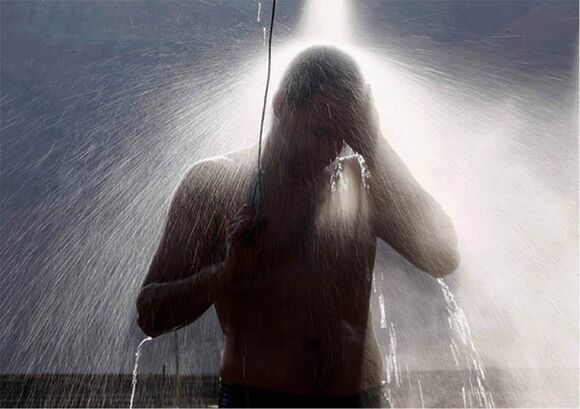 Si un homme se sent fatigué, il a besoin d'une douche de contraste
