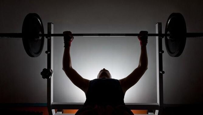 Un homme avec un bar