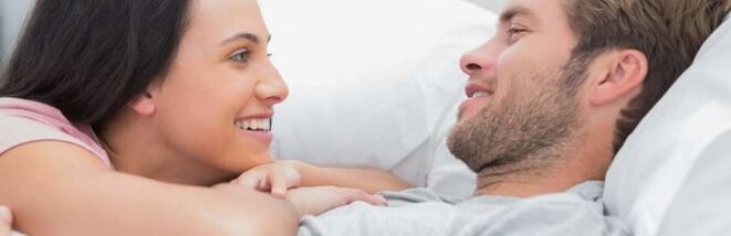 Hommes et femmes sexuellement actifs